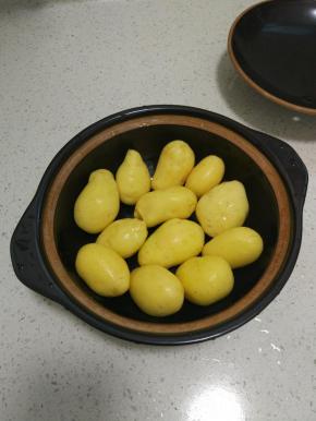 新鲜小个马铃薯去皮，洗净，放入砂锅。