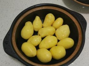 新鲜小个马铃薯去皮，洗净，放入砂锅。