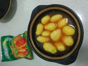 加入没过土豆的水量。