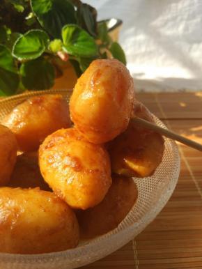 出锅前加入酱油，油煮一分钟。