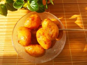 用竹签插来吃，小心别烫嘴巴了。