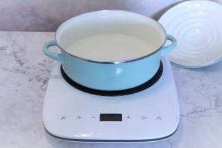 锅内倒入适量的清水