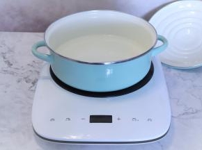 锅内倒入适量的清水