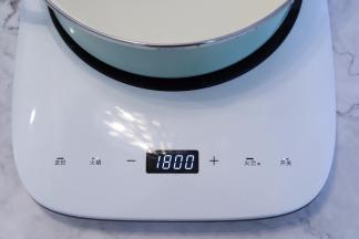 电磁炉接上电源，按动开关，火锅