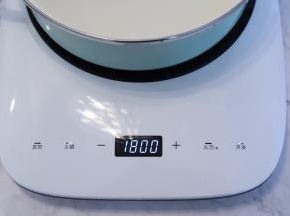 电磁炉接上电源，按动开关，火锅