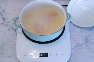 水煮沸后放入刨好的鲜虾，煮熟，捞起