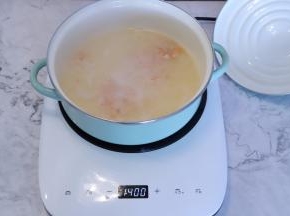 水煮沸后放入刨好的鲜虾，煮熟，捞起