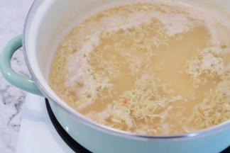 放入蛋面，煮熟捞起，过冷开水