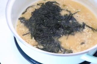 放入紫菜，一样煮熟捞起