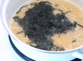 放入紫菜，一样煮熟捞起