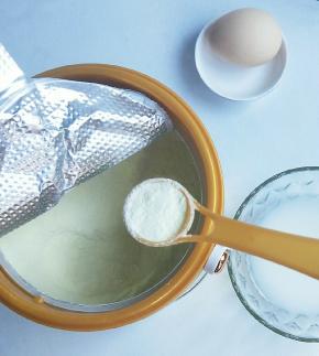 先把温水与奶粉按照奶粉配方表配好。我用的是宝宝一直喝的澳优G4奶粉，能够提高宝宝抵抗力，易吸收不上火。