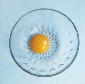 鸡蛋取出蛋黄。