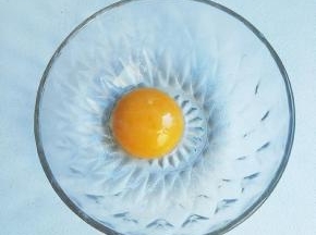 鸡蛋取出蛋黄。