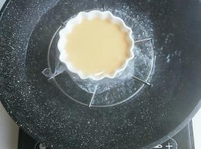 锅里水烧开。放入蒸碗。