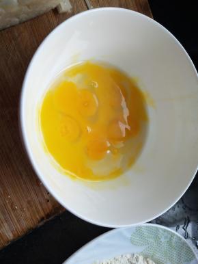鸡蛋打入碗