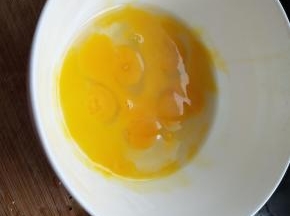鸡蛋打入碗