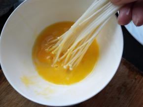 粘上蛋液