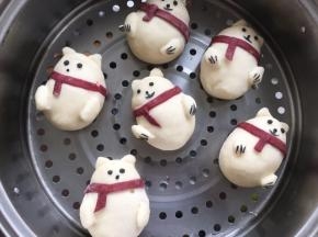 在做白熊的过程中，面团已经再次蓬松起来，直接将做好的白熊入蒸锅即可