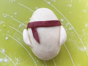 沾点水，将两个切开的面团黏在围巾两侧