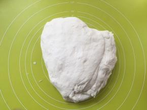 将面团取出，轻轻按压排气 