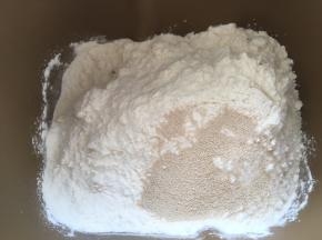 面包桶内加入普通面粉跟酵母