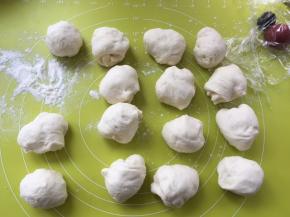 撒点干粉，将白色面团50克一份，分成15份，剩下的面团留做耳朵跟手