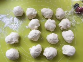 撒点干粉，将白色面团50克一份，分成15份，剩下的面团留做耳朵跟手