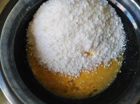 将软化好的黄油加糖粉和蛋液混合均匀，加入椰蓉