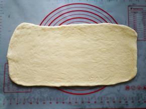 将面团排气，平均分成两份，各自擀成长40厘米宽20厘米的面片
