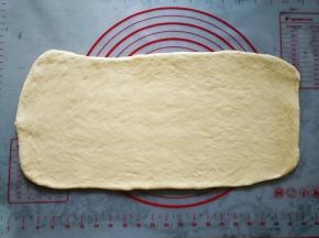 将面团排气，平均分成两份，各自擀成长40厘米宽20厘米的面片