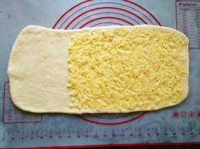 在三分之二处铺椰蓉馅