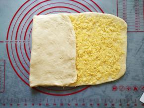 将空白的三分之一往中间折叠