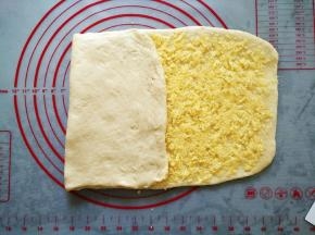 将空白的三分之一往中间折叠