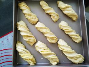 每条扭转两圈，摆入烤盘