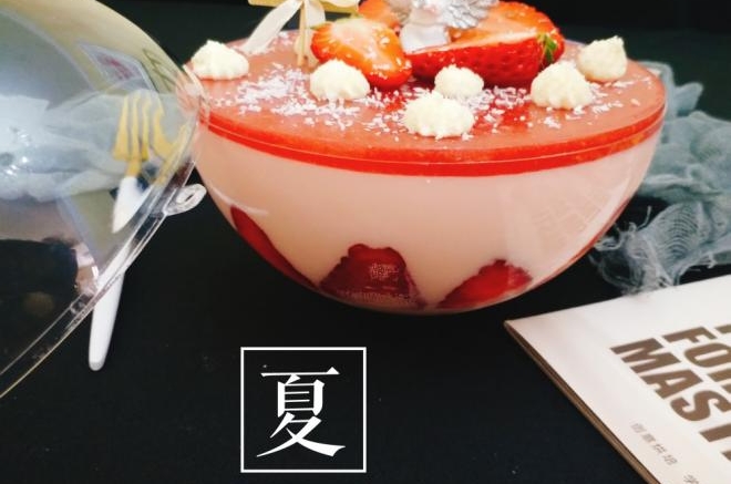 球形草莓慕斯蛋糕