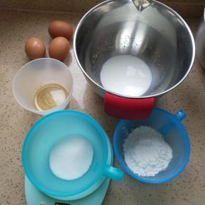 先准备戚风蛋糕片材料