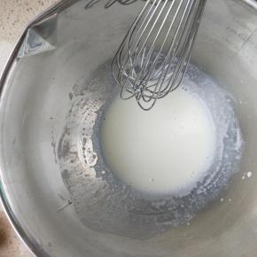 玉米油加牛奶十克糖搅打到水油完全融合成米浆状，就是偏浓稠