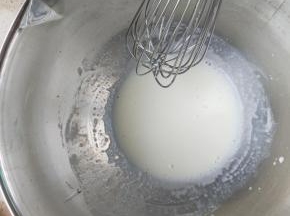 玉米油加牛奶十克糖搅打到水油完全融合成米浆状，就是偏浓稠