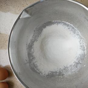 筛入面粉翻拌均匀