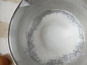 筛入面粉翻拌均匀