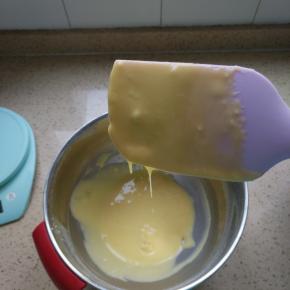 画Z字搅拌成细腻的蛋黄糊，放在一旁备用