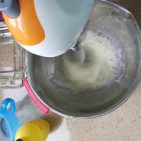 这时烤箱170度预热，开始打发蛋白，鱼眼泡的时候加入柠檬汁和三分之一的细砂糖