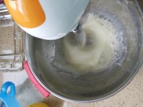 这时烤箱170度预热，开始打发蛋白，鱼眼泡的时候加入柠檬汁和三分之一的细砂糖