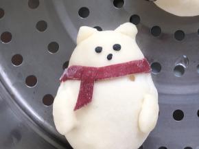 用黑色的面团点缀大白熊的眼睛跟嘴巴