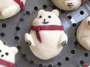 用简单剪下一点点黑色的条条，装饰大白熊的爪子