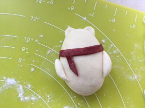 将耳朵整理好形状，沾点水，黏在顶部