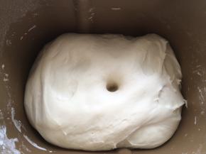 之后盖保鲜膜室温发酵至两倍大，发酵好的面团手指沾干粉按下去，有个圆圆的洞不会弹即可