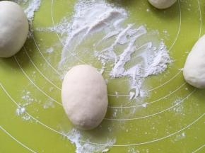 将每一份面团揉至表面光滑的椭圆形