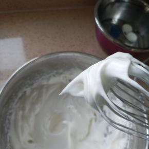 分三次加入砂糖，打发到小弯钩的状态