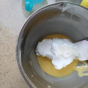 取三分之一蛋白加入蛋黄糊中，翻拌均匀